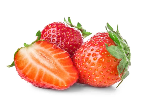 Süße reife Erdbeere auf weißem Hintergrund — Stockfoto