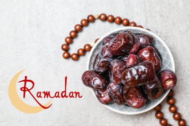 Hafif arka planda lezzetli tarihler, tesbih ve kelime ramazan ile plaka