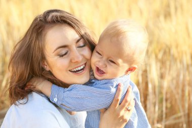 Yaz gününde buğday alanında küçük oğluyla güzel kadın