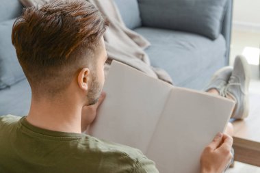 yakışıklı adam, evde Gazete okurken