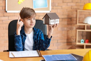 Ofiste çalışan şirin bir mimar.