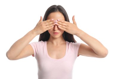 Genç kadın beyaz arka planda gözlerini kaplayan