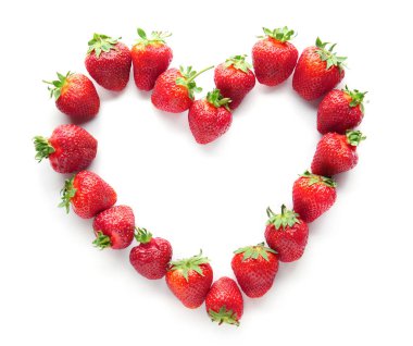 Beyaz arka planda tatlı olgun çilekten yapılmış kalp