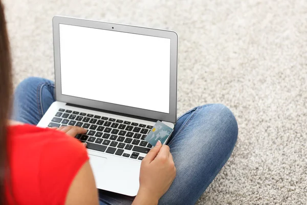 Młoda kobieta zakupy online z karty kredytowej i laptopa w domu — Zdjęcie stockowe