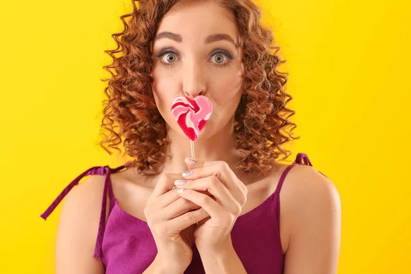 情感年轻女子与美味的棒棒糖在颜色背景 — 图库照片