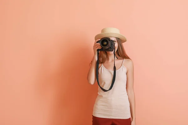 Joven fotógrafa sobre fondo de color — Foto de Stock