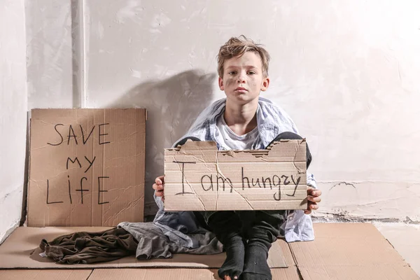 Niño sin hogar pidiendo comida en el interior — Foto de Stock
