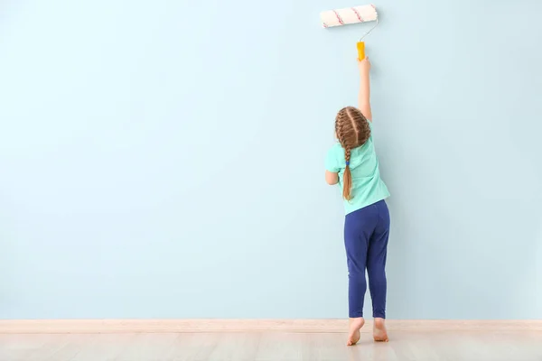 Odada küçük kız boyama duvar — Stok fotoğraf