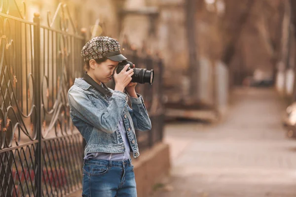 Gadis muda dengan kamera foto modern di luar ruangan — Stok Foto