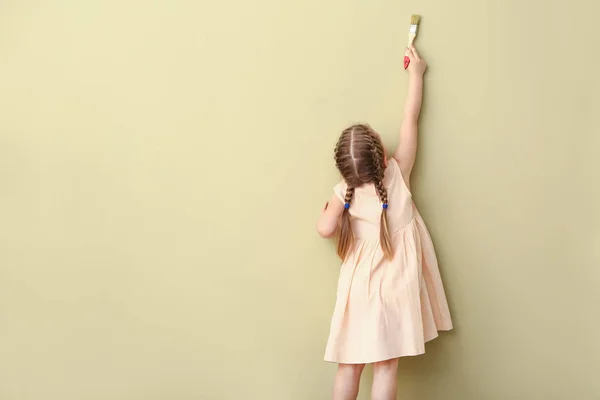 Odada renkli duvar üzerinde küçük kız boyama — Stok fotoğraf
