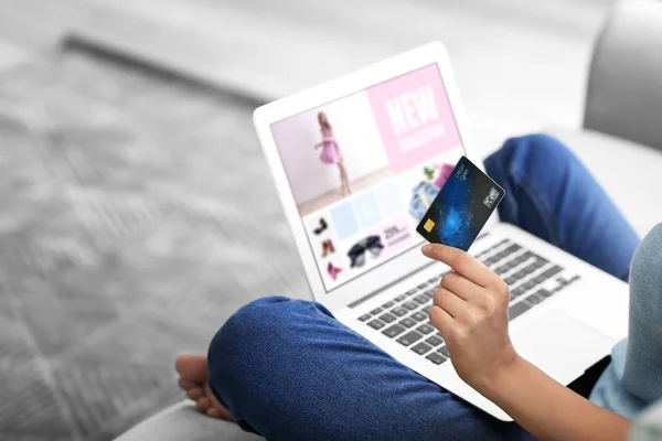 Młoda kobieta zakupy online z karty kredytowej i laptopa w domu — Zdjęcie stockowe