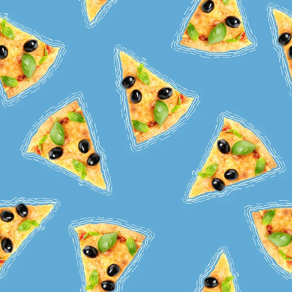 Scheiben leckerer Pizza auf blauem Hintergrund — Stockfoto