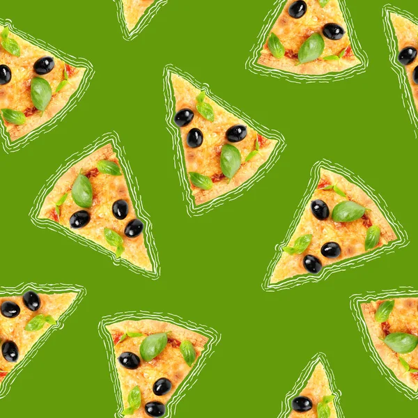 Plasterki pysznej pizzy na zielonym tle — Zdjęcie stockowe