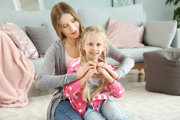 Mother teaching her deaf mute daughter to use sign language at home — Stock Photo, Image