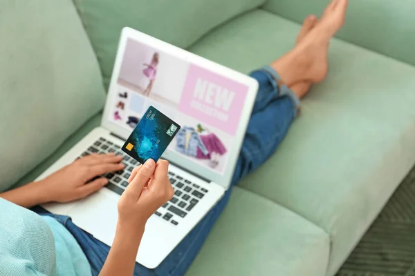 Молода жінка купує онлайн з кредитною карткою і ноутбуком вдома — стокове фото