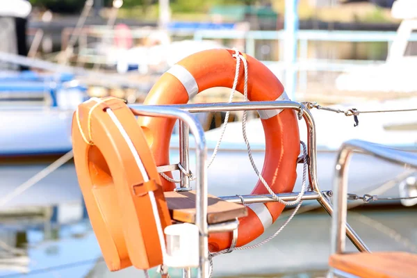 Lifebuoy висить на човні в сонячний день — стокове фото