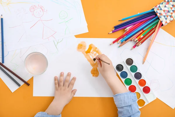 Jolie petite peinture d'enfant à la table, vue de dessus — Photo