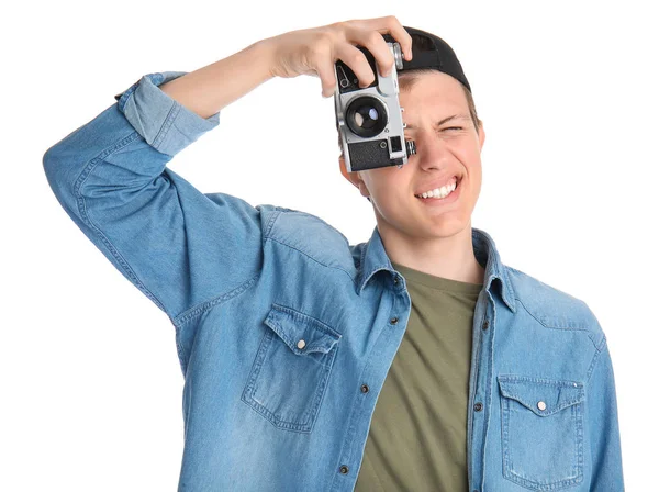 Tiener jongen met fotocamera op witte achtergrond — Stockfoto