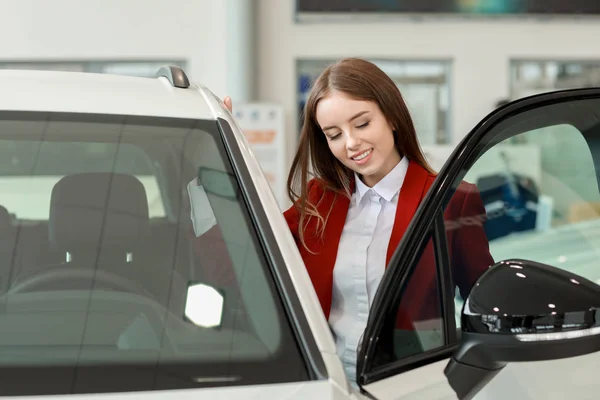 Vrouw kiezen nieuwe auto in salon — Stockfoto