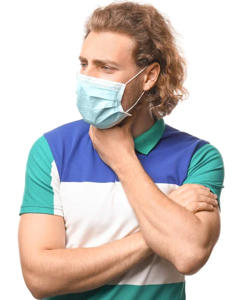 Jonge man het dragen van beschermende masker op witte achtergrond — Stockfoto