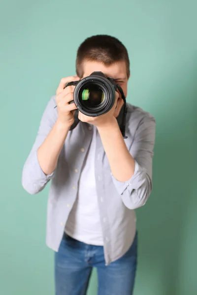 Tizenéves fiú fotókamera színes háttérrel — Stock Fotó
