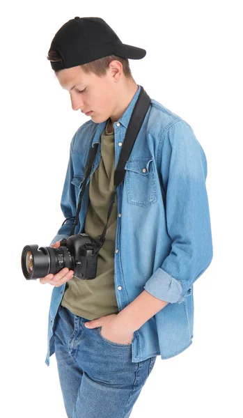 Mladý chlapec s fotografickou kamerou na bílém pozadí — Stock fotografie