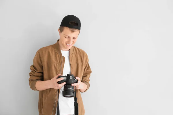 Έφηβος αγόρι με φωτογραφία φωτογραφική μηχανή σε φως φόντο — Φωτογραφία Αρχείου