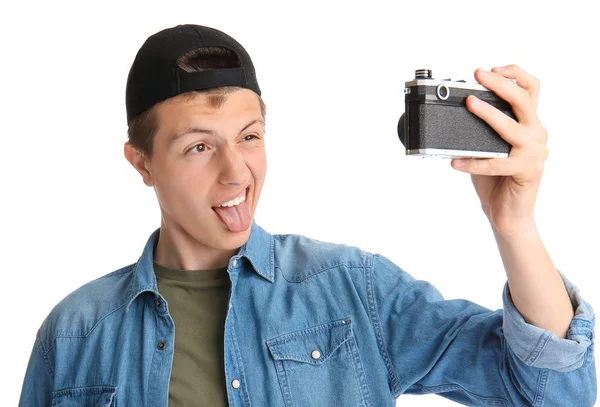 白い背景に自分撮りを取る写真カメラを持つ十代の少年 — ストック写真