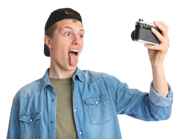 Adolescente com câmera de fotos tirando selfie no fundo branco — Fotografia de Stock