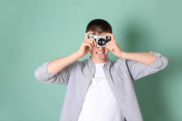 Έφηβος αγόρι με φωτογραφική μηχανή φωτογραφίας στο φόντο χρώμα — Φωτογραφία Αρχείου