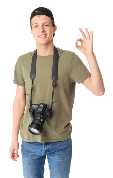 Teenager Junge mit Fotokamera zeigt ok auf weißem Hintergrund — Stockfoto