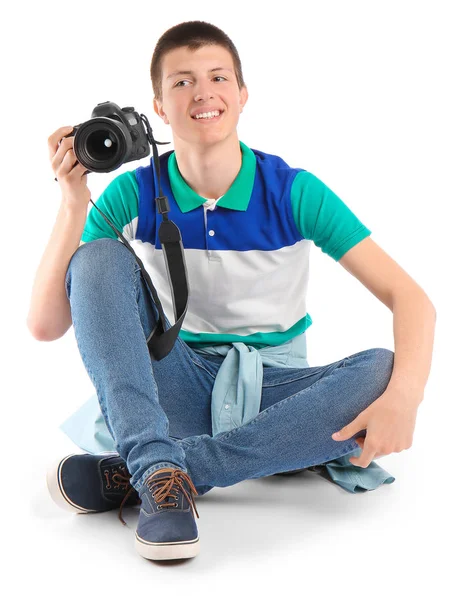 Nastoletni chłopiec z aparatem fotograficznym na białym tle — Zdjęcie stockowe