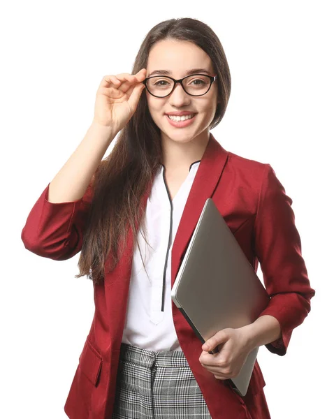 Jonge vrouwelijke programmeur met laptop op witte achtergrond — Stockfoto
