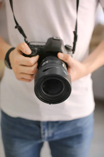 Mladý chlapec s fotografickou kamerou doma, v šatně — Stock fotografie