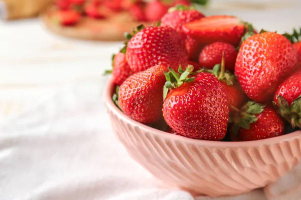 Schüssel mit reifen Erdbeeren auf dem Tisch — Stockfoto