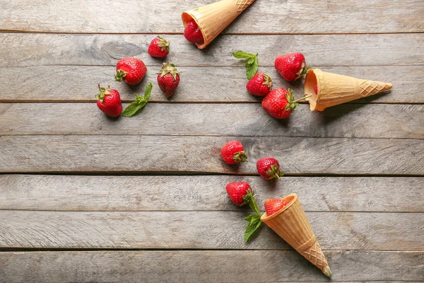 木製の背景に甘い熟したイチゴとワッフルコーン — ストック写真
