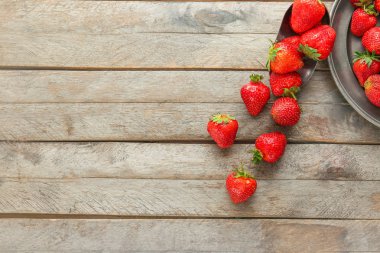 Ahşap arka planda olgun çilek ile Scoop