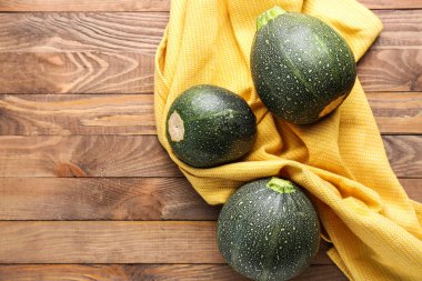 Ahşap zemin üzerinde taze kabak kabakları