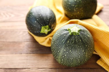 Ahşap zemin üzerinde taze kabak kabakları