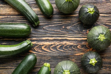 Ahşap arka planda Taze kabak squashes yapılmış çerçeve