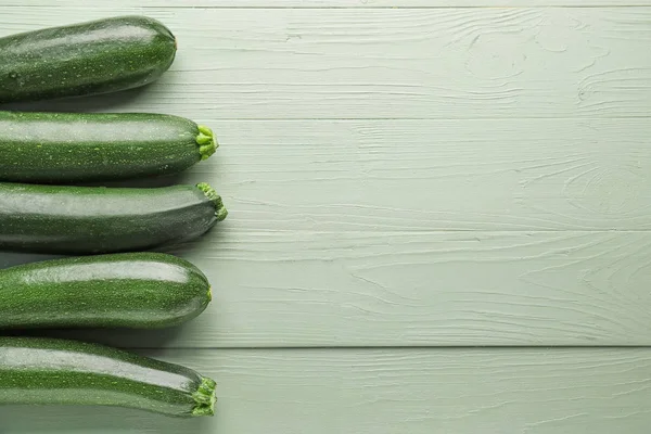 Fresh zucchini squashes on wooden background — Stock Photo, Image