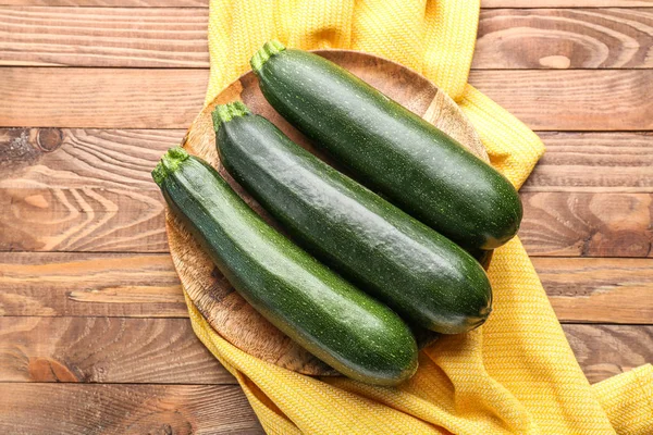 Verse courgettes op houten ondergrond — Stockfoto