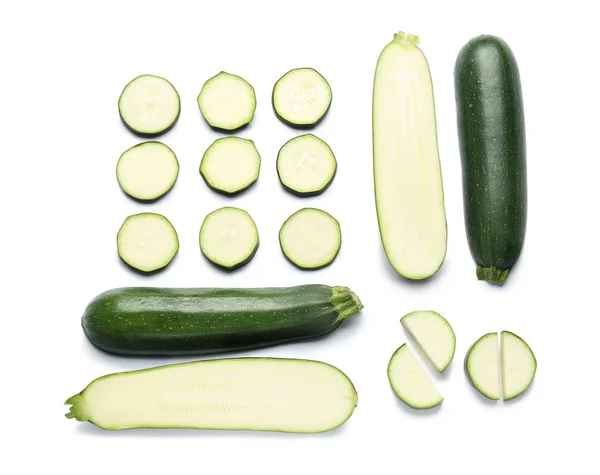 Zucchini-Kürbisse auf weißem Hintergrund schneiden — Stockfoto