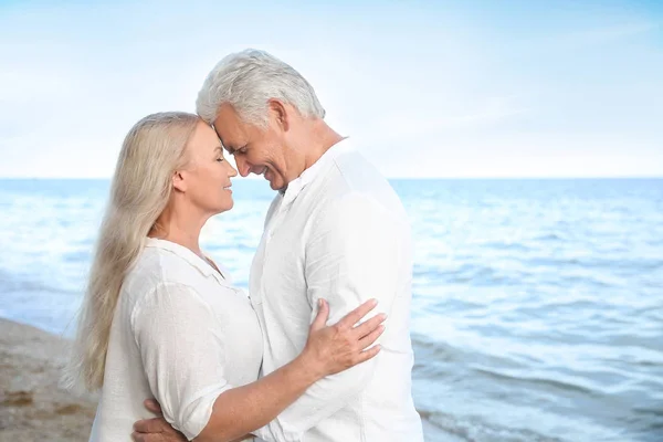 Feliz casal maduro no mar resort — Fotografia de Stock