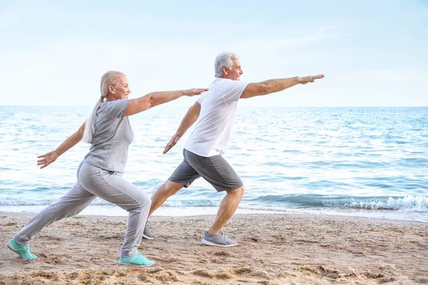 Olgun çift deniz Resort Yoga pratik — Stok fotoğraf