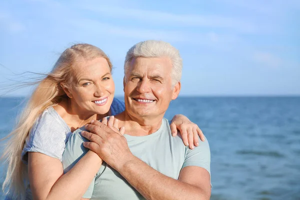 Šťastný dospělý pár na mořském letovisku — Stock fotografie