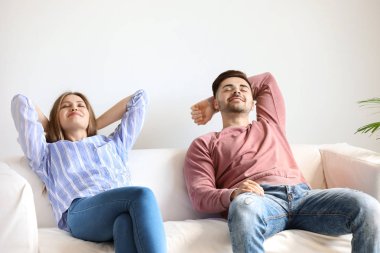 Evde kanepede birlikte dinlenmek mutlu genç çift