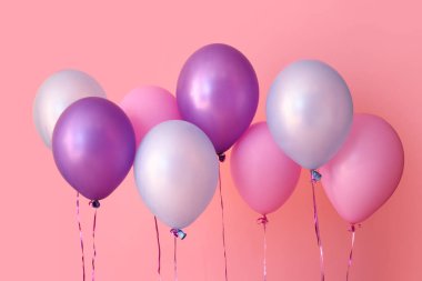 Renkli arka planda hava balonları