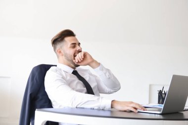 Ofiste çalışan yorgun işadamı