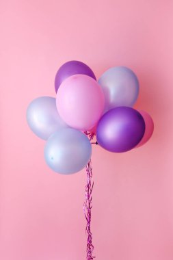 Renkli arka planda hava balonları